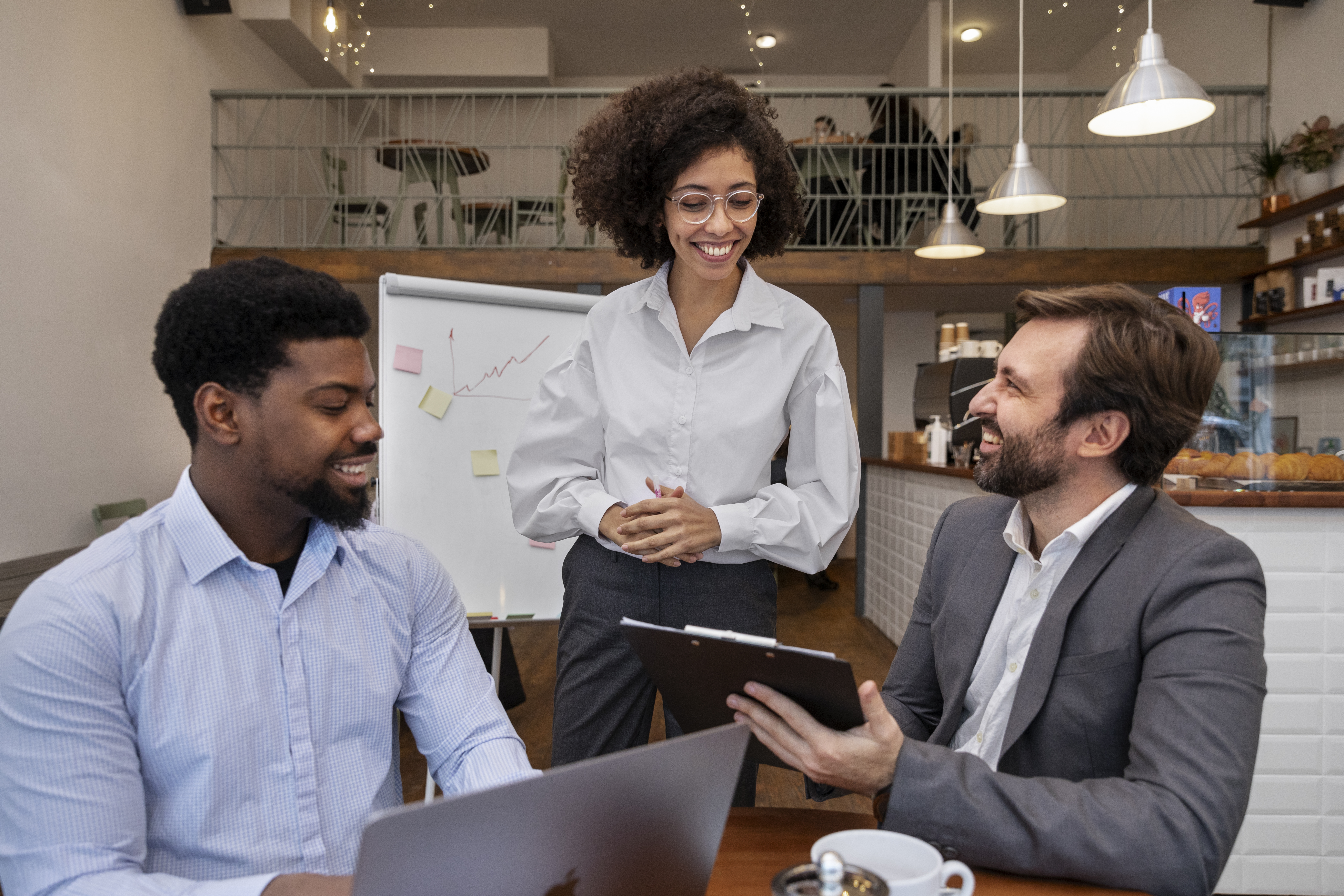 colegas-trabalhando-juntos-no-projeto