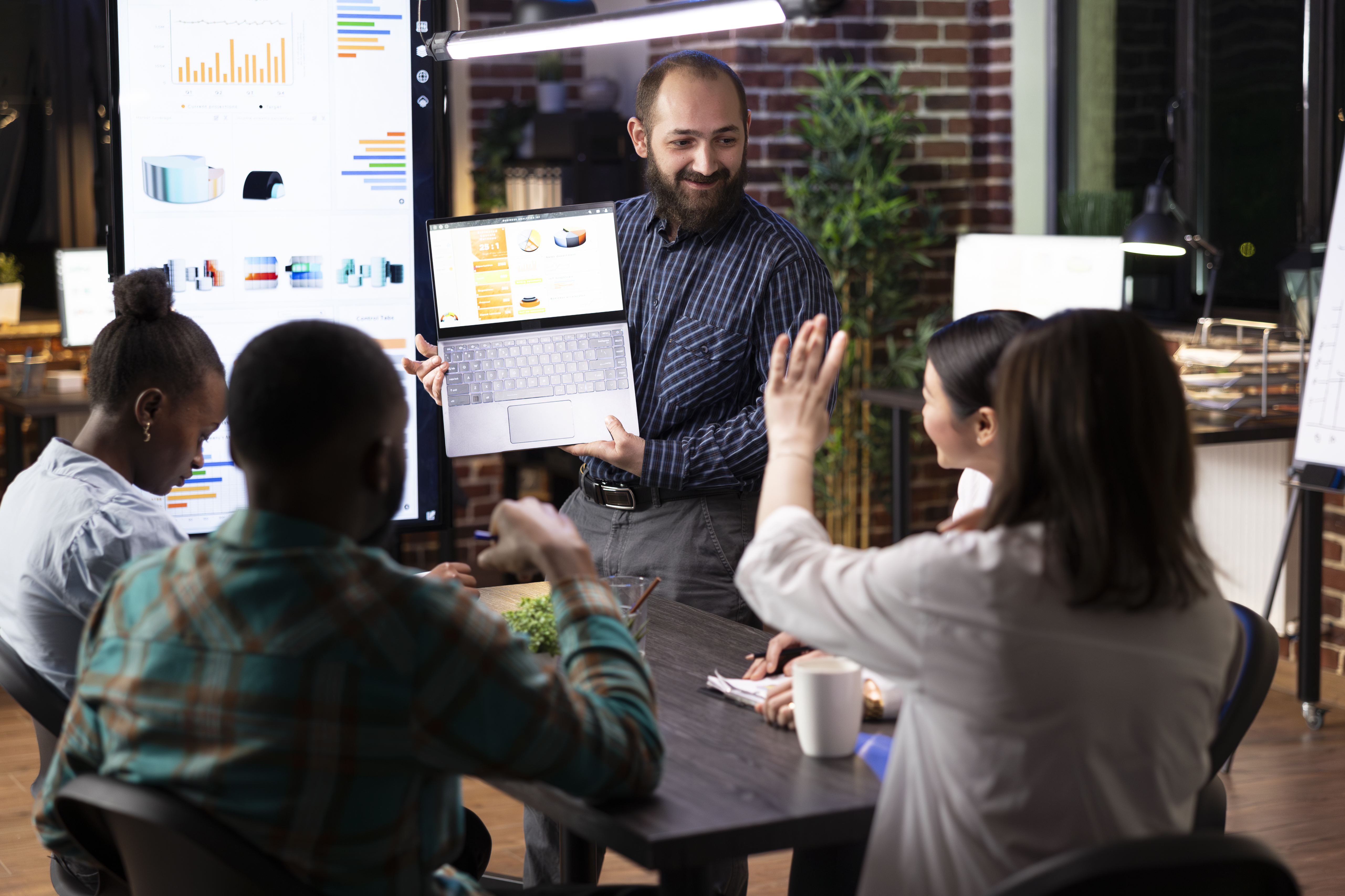 homem-de-negocios-liderar-uma-reuniao-financeira