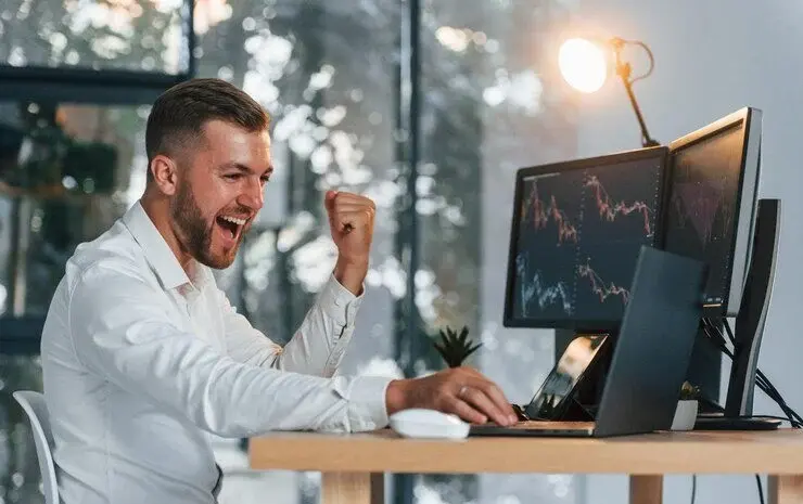 o-jovem-empresario-bem-sucedido-em-roupas-formais-esta-no-escritorio-com-varias-telas_146671-63104 (1)