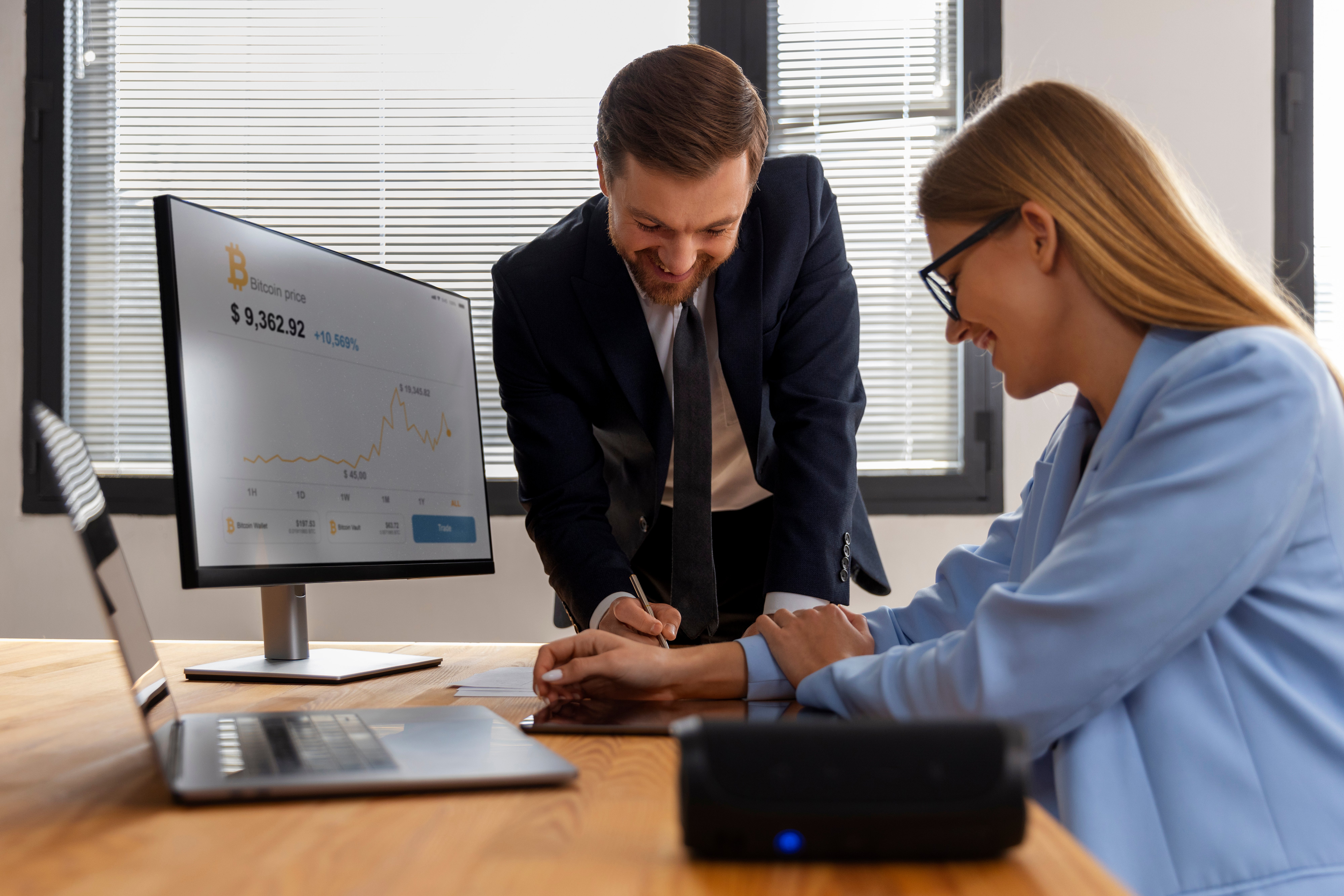 pessoa-olhando-para-graficos-de-financas